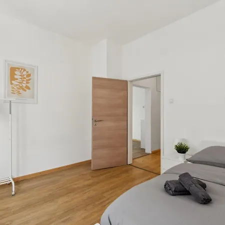 Monteur - Fuer Bis Zu 5 Personen In 65462 - Gg15 * Ginsheim-Gustavsburg